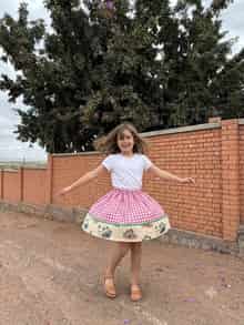 Jupe Flora — Des marguerites qui dansent. · vêtement enfant cousu main Bonbon Piment
